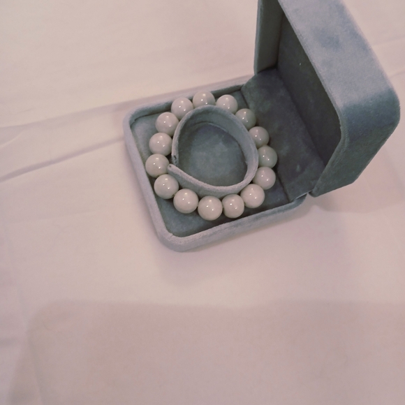 Elegant White Jade Beaded Bracelet - Picture 1 of 7